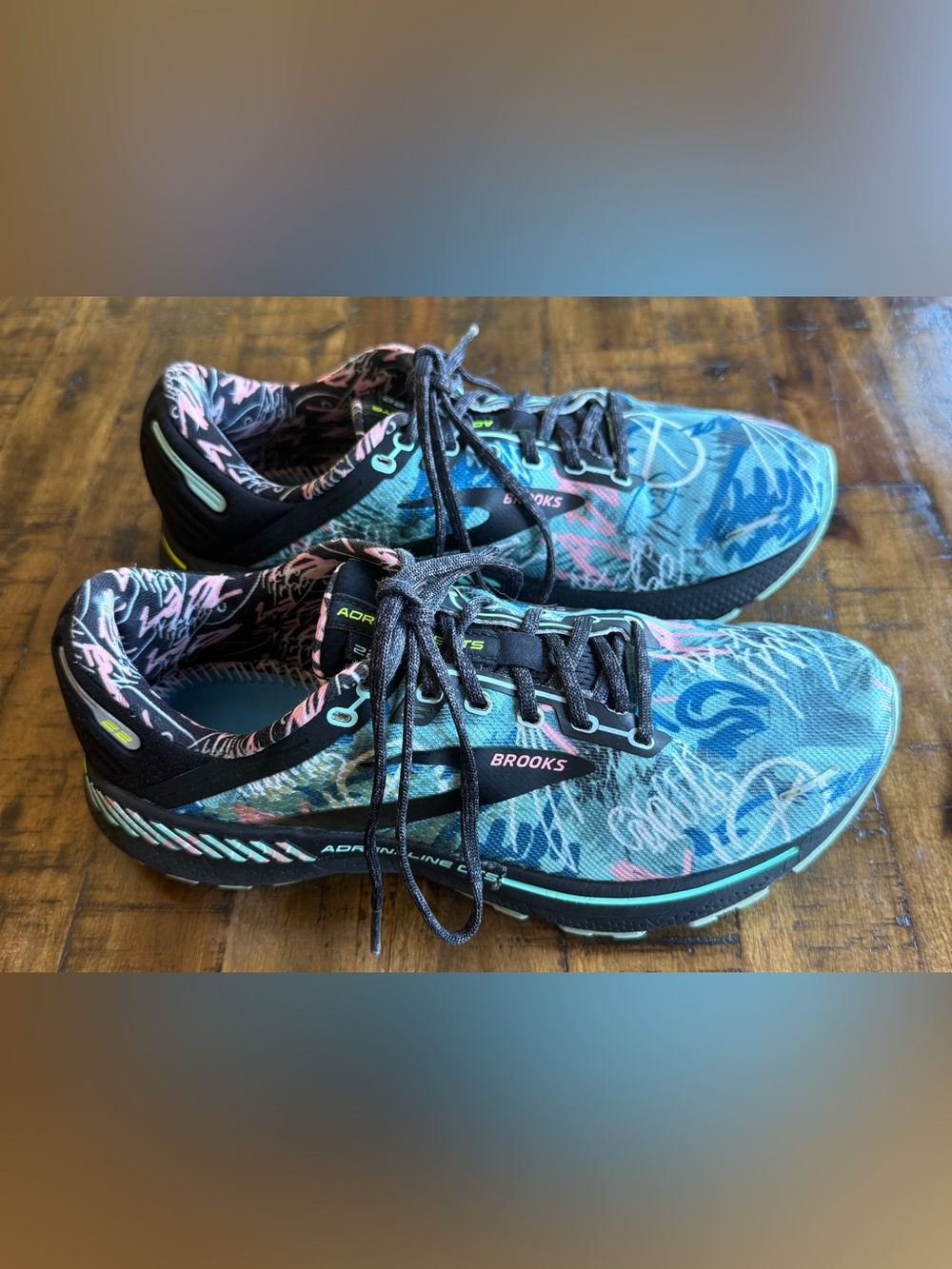 Brooks Adrenaline GTS 22 Women’s 10B – Limited Edition Black/Yucca/Flamingo